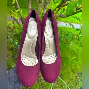 Suede Maroon DexFlex comfort heels in size 10